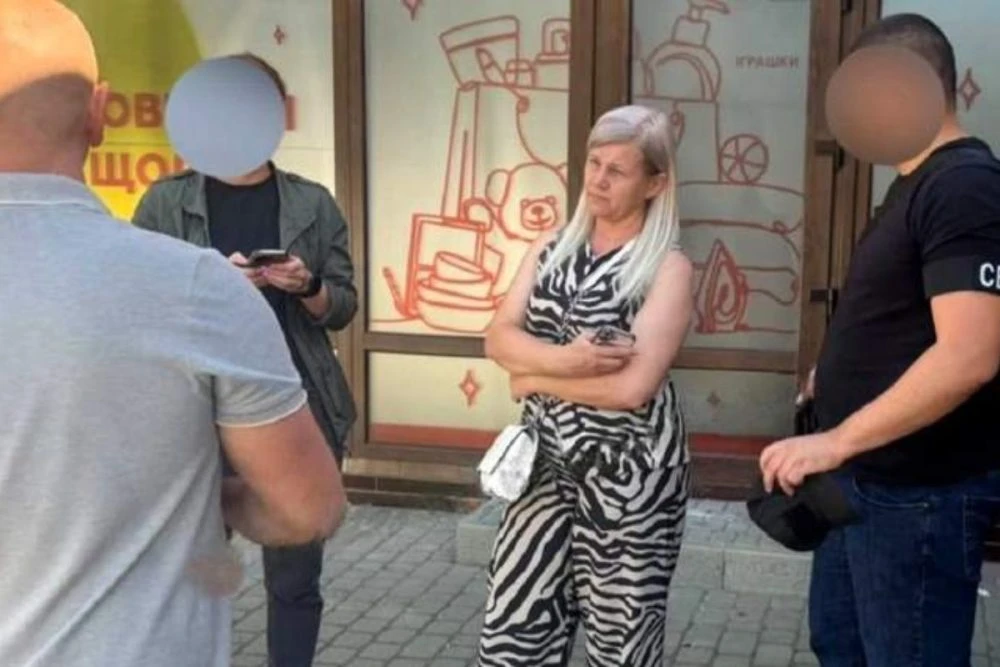 На Закарпатті затримали викладачку за фіктивне оформлення ухилянтів